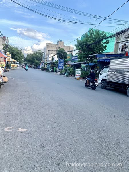 DT : 20M X 20M , 2PN , 3WC , 2 máy lạnh , 1 văn phòng làm việc